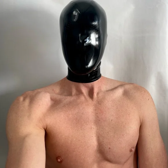 Latex hood with rear zipper Mesh eyes and Nose 0.4mm Latex - Picture 4 of 4